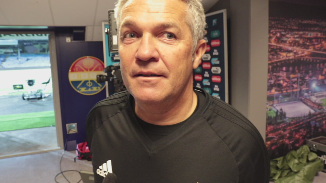 - I dag får han både biff og saus